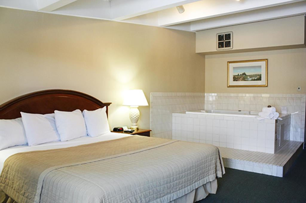 Americas Best Value Inn - Campus View Eau Claire Extérieur photo