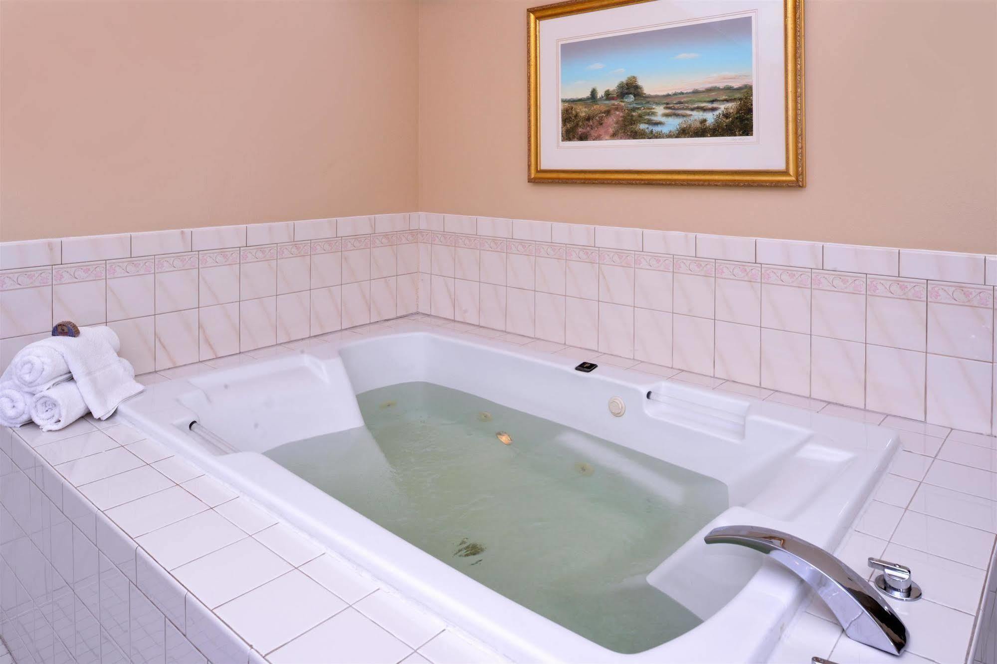 Americas Best Value Inn - Campus View Eau Claire Extérieur photo
