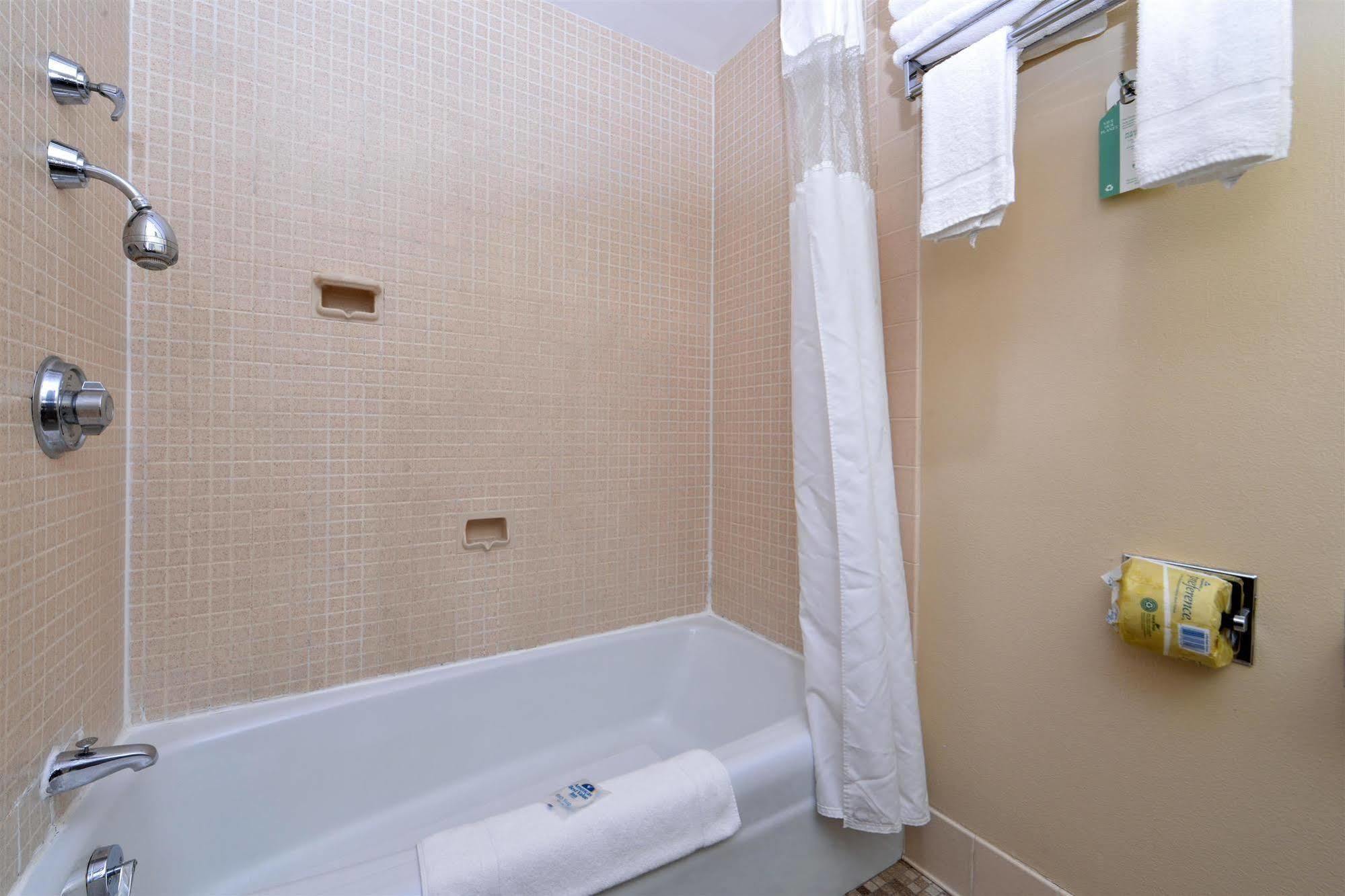 Americas Best Value Inn - Campus View Eau Claire Extérieur photo