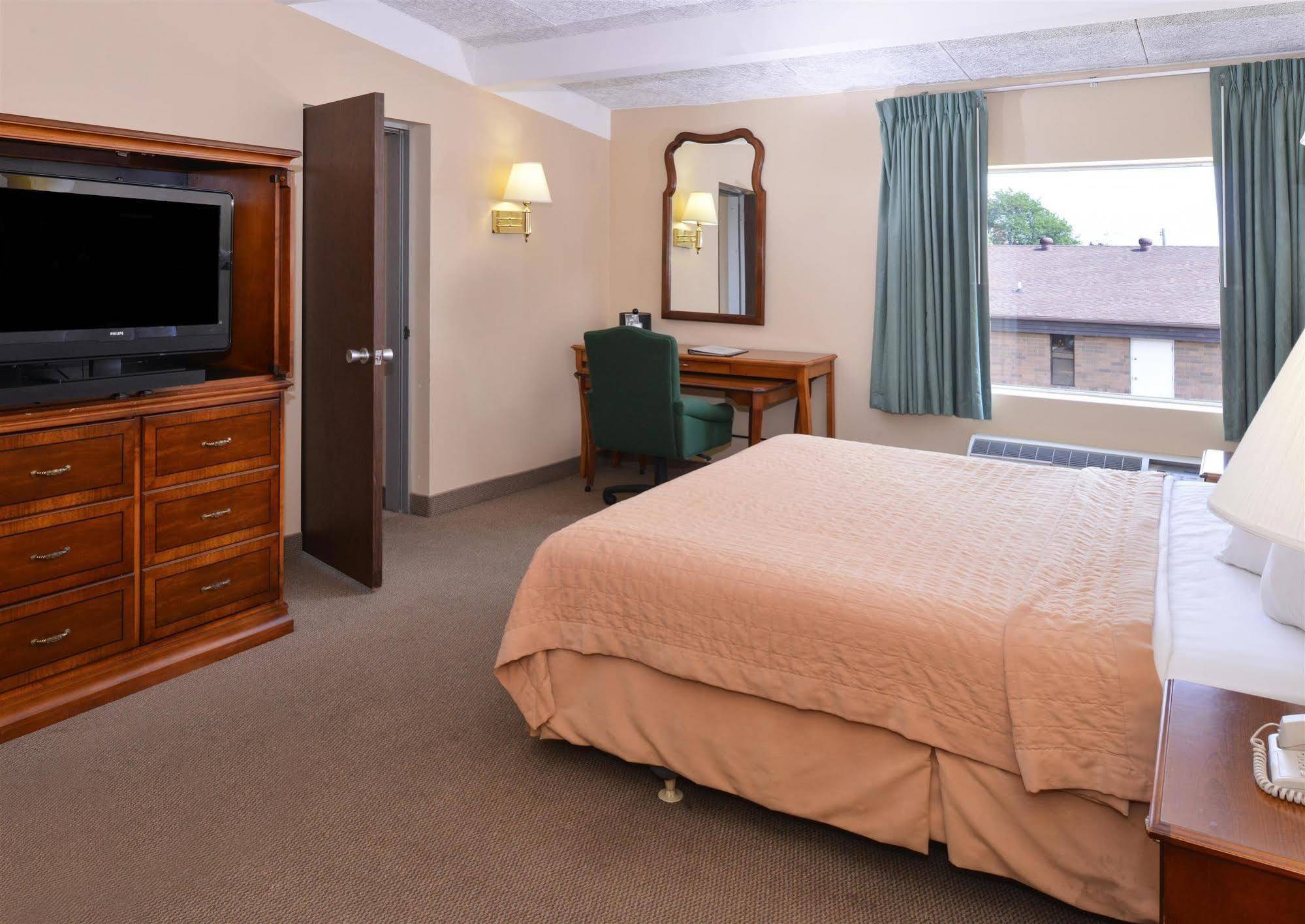 Americas Best Value Inn - Campus View Eau Claire Extérieur photo